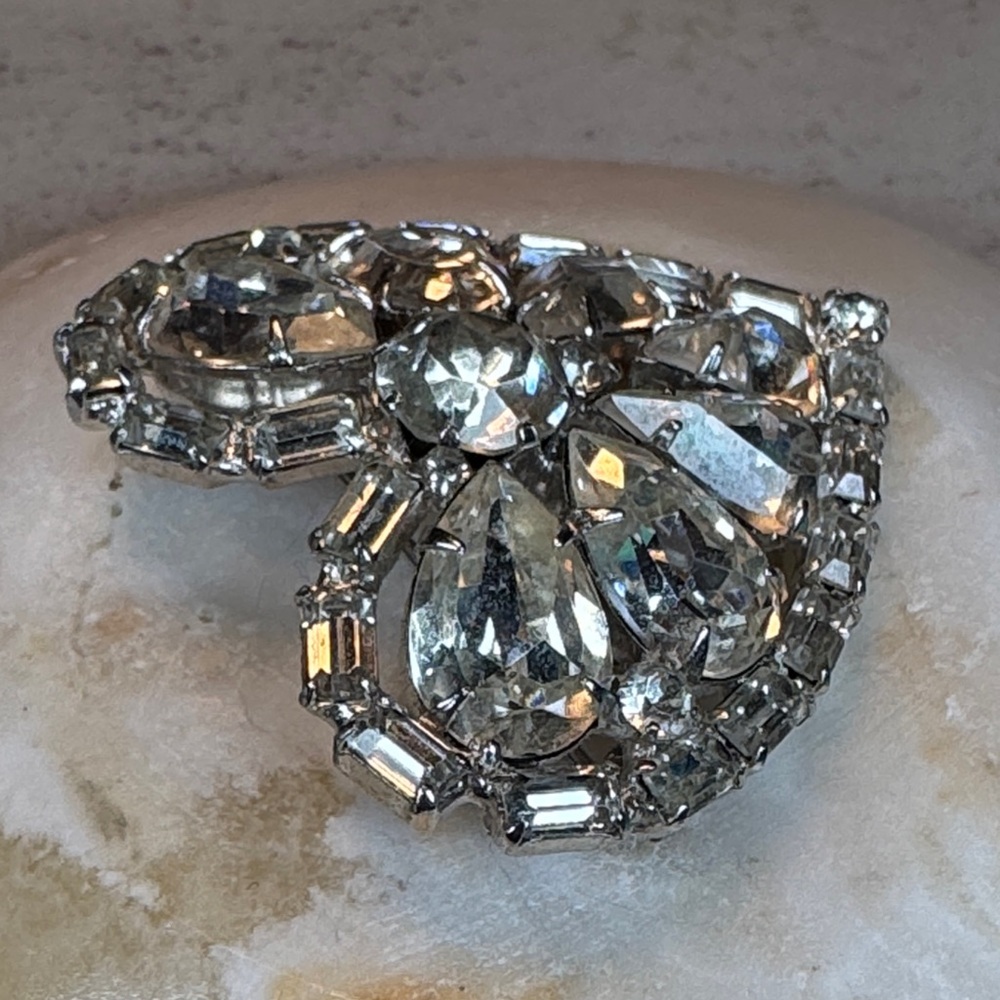 Albert Weiss vintage rhinestone-encrusted heart-shaped brooch. - Picture 6 of 12